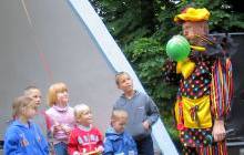 
		Szeroka oferta wydarzeń dla dzieci obejmuje występy magików, clownów,
 zabawy i konkursy dla dzieci w różnym wieku. Wszystko dopełnione 
piosenkami dla najmłodszych.
	